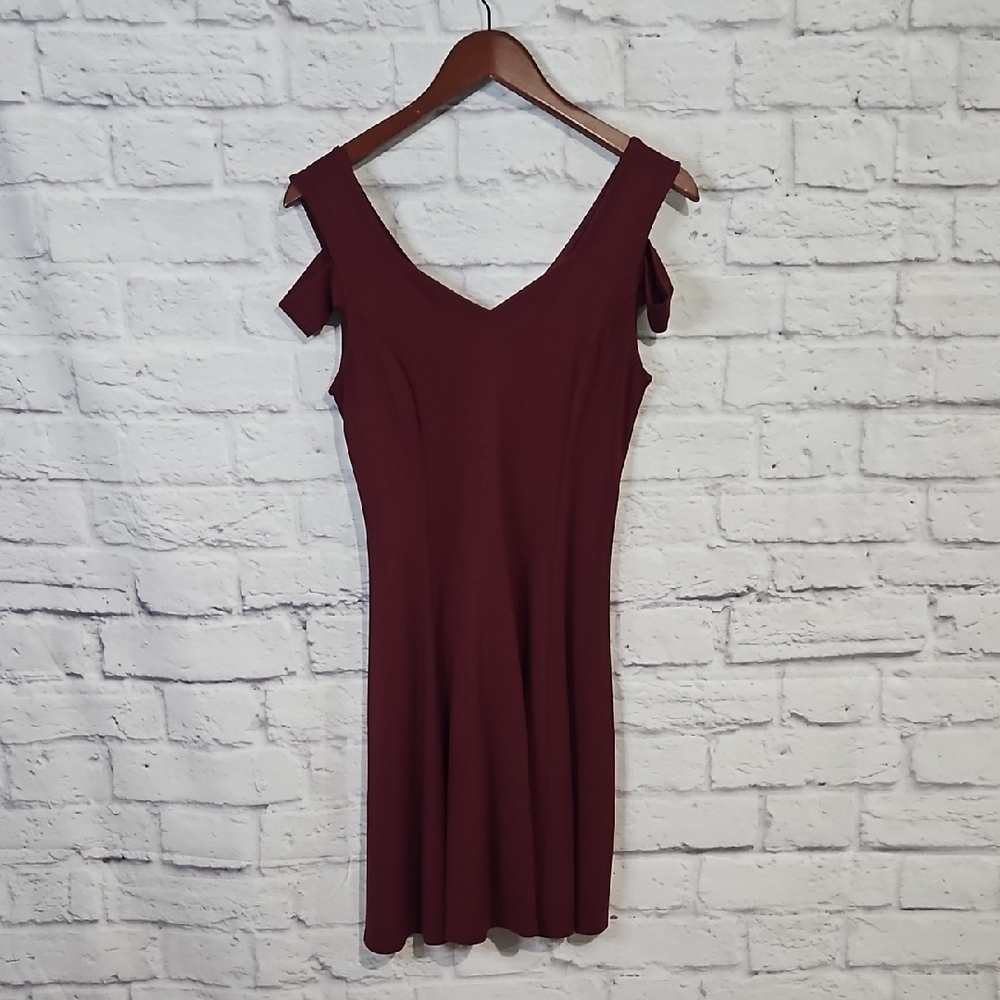 Maroon V-Neck Fitted Cocktail Dress